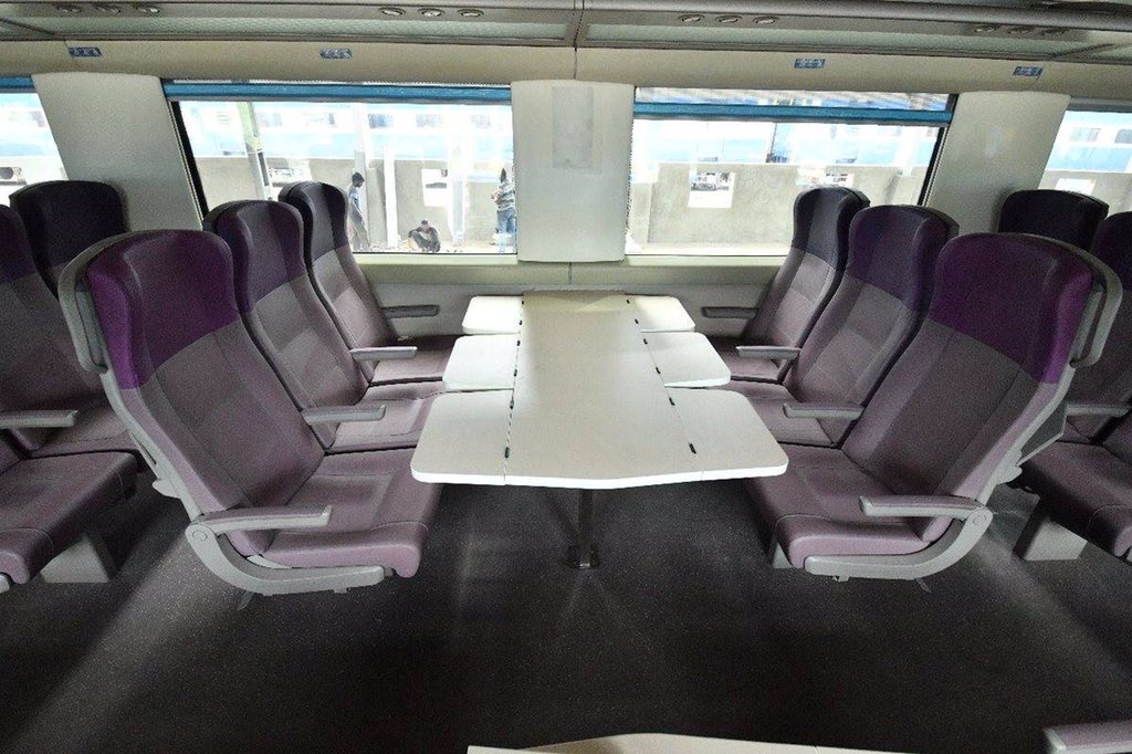 Gitanjali_DS's tweet image. जल्द भारत में दौड़ेगी यह अत्याधुनिक ट्रेन, नाम है #ट्रेन18 
#SaafNiyatSahiVikas
#IndiaOnFastTrack...