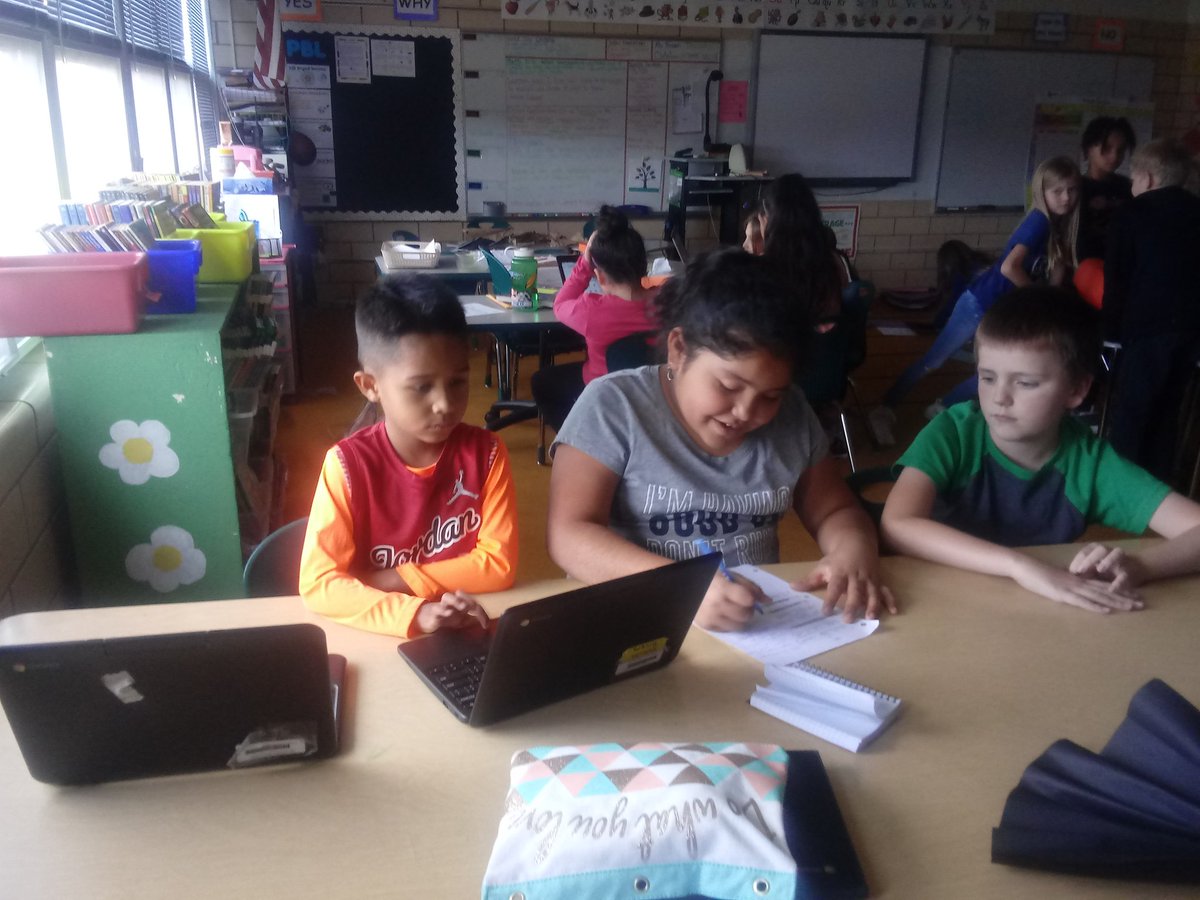BrittanyBrownWD's tweet photo. 2/3 students working on their Halloween party PBL.@WilmoreDavis @denver_girl_ #communitycenterlearning https://t.co/PKwtV7ElG8
