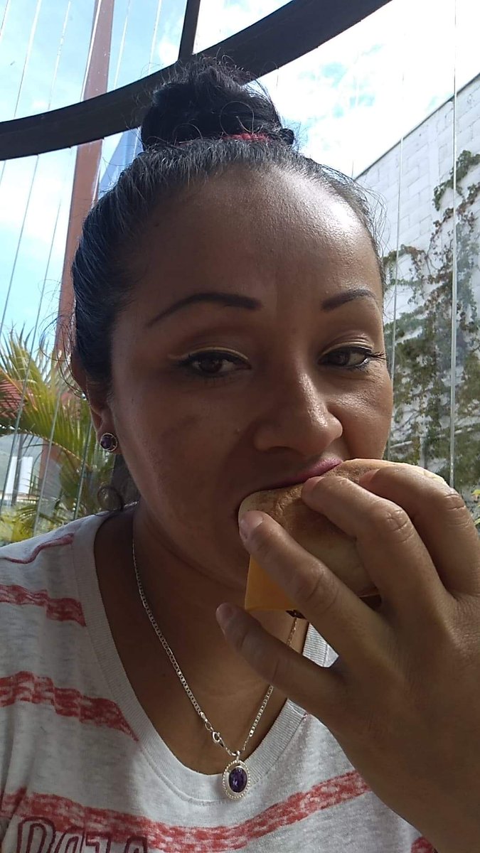 Penelophe11's tweet photo. Desayunando https://t.co/6quPQ06PoU