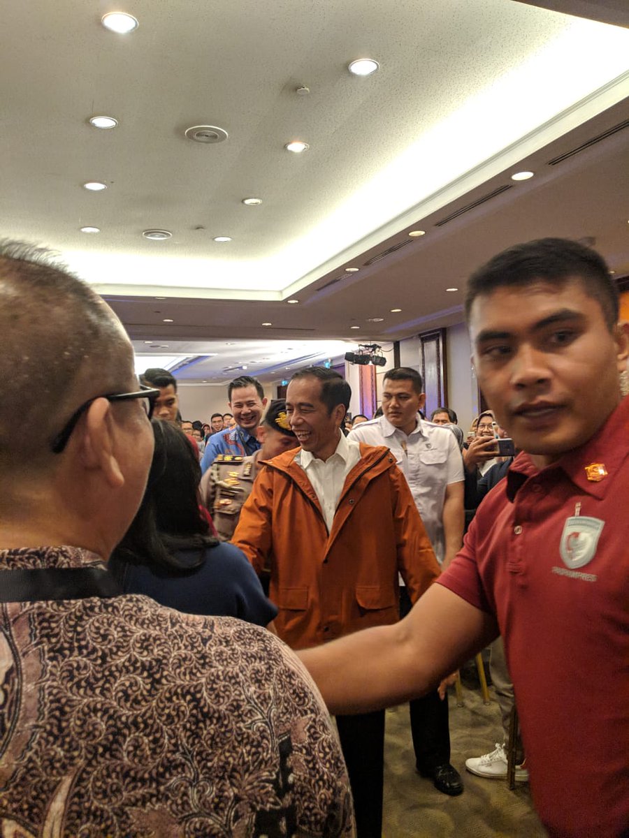 NextDev_id's tweet photo. "Ide brilian harus diikuti dengan eksekusi keren dari hasil kolaborasi" ucap Pak Jokowi yang juga hadir di iDEAFEST The Nextdev hari ini
#ideafest #thenextdev2018 https://t.co/xRm1otknip
