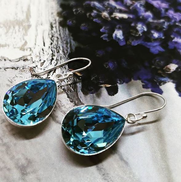 Stunning Aquamarine crystals by Swarovski drop earrings from Elements Silver... Yes please!!!

#geckojewellery #elementssilver #silverjewellery #swarovskicrystals #swarovski #crystalsbyswarovski #aquamarine #earrings #bold #jewelleryaddict #jeweleryoftheday #photooftheday