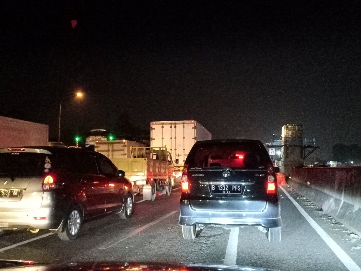 shantyochan's tweet photo. Saya bersama 2 anak kecil, sudah 12 jam dari Bandung ke Jakarta stuck dari KM 60 sampai saat ini pukul 19.30 masih ada di KM 24 
Bagaimana ini pemerintah ?!!! https://t.co/2hZY6QdiXh