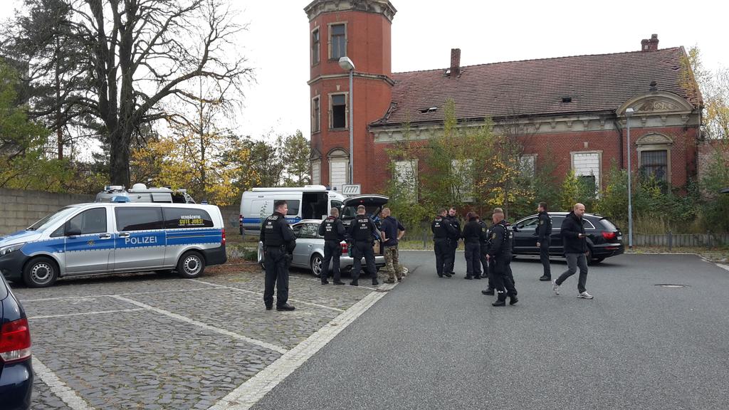 lr_cottbus's tweet photo. Die ersten Unterstützer des Neonazi-Festivals Schild &amp; Schwert in Ostritz reisen an. Die Beteiligung aus #Cottbuser Kampfsportkreisen ist groß. https://t.co/3nk85V0AAw