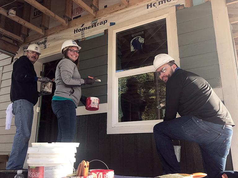 builtbybrosco's tweet image. Want to start Friday off with some positive news? Check out the good people at @Windsor_Windows putting their #DIY skills to work last week to help complete a #HabitatforHumanity multi-home complex. 
#WindsorWindows #Builders #PositiveVibes #HappyFriday #Worthwhilework #GoodNews