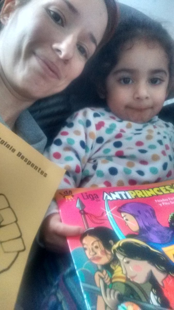 luliloza's tweet photo. #genteselfie con mi #antiprincesa Jana, leyendo las pibas. Buen vierneeees 💣's, los queremos @sexypipolradio @escuchocongo @clementedeviaje @sancalori @leogabes @Jesicall @nosoymauro https://t.co/ECQ3rxGgJX