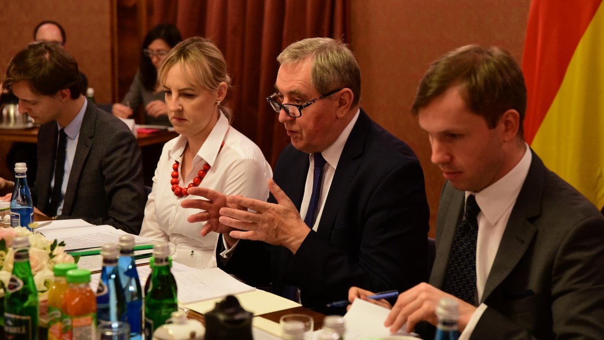 MKiS_GOV_PL's tweet photo. Trwają Polsko 🇵🇱 – 🇩🇪 Niemieckie Konsultacje Międzyrządowe w #KPRM, w których bierze udział minister środowiska Henryk #Kowalczyk. #konsultacjePLDE https://t.co/lw4AvUl1Fj