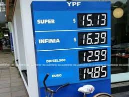 etupito's tweet photo. Hoy $50 un litro de nafta,
en noviembre 2015 salía esto.
ya sabemos que a vos ningún gobierno te dio nada, con todos tenés que trabajar igual, pero fíjate si lo que ganas es para tu familia o para pagarle la fiestita a ellos. https://t.co/mytNJrJS8I