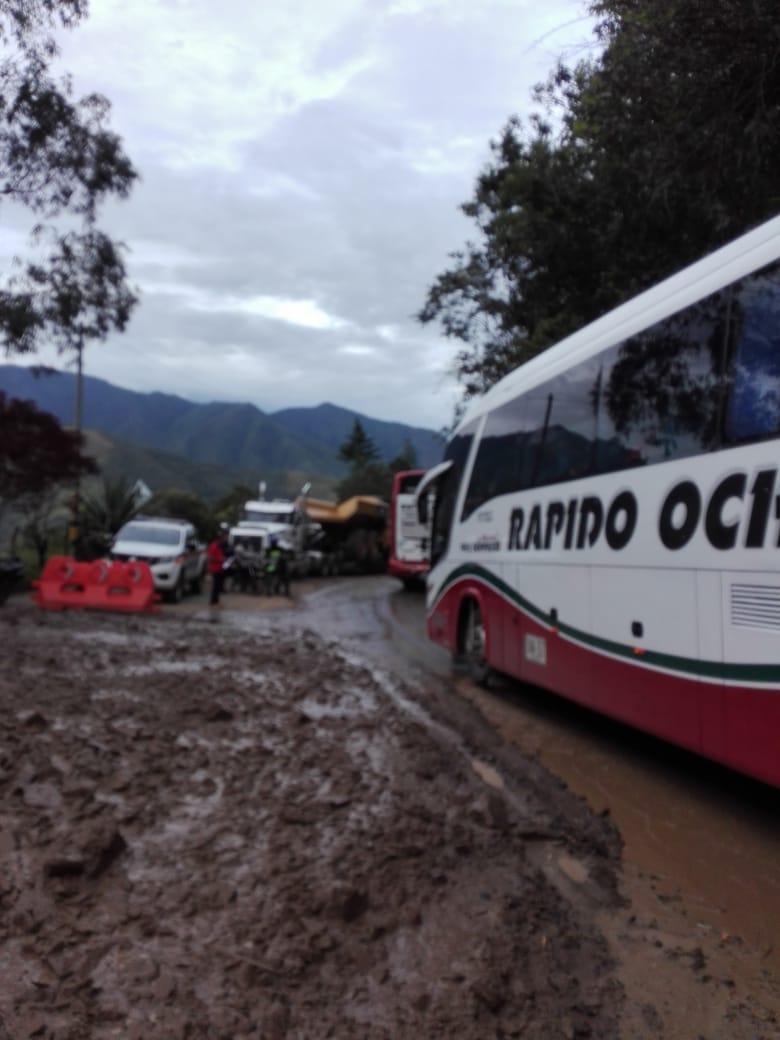 Devimar_SAS's tweet photo. INFORMACIÓN IMPORTANTE. Paso habilitado a un carril en el sector Los Naranjos vía STA FE-CAÑASGORDAS. Por favor conducir con precaución, hay alto flujo vehicular, pedimos paciencia para facilitar la movilidad. #SomosTuVía https://t.co/3G9q4rEXdO