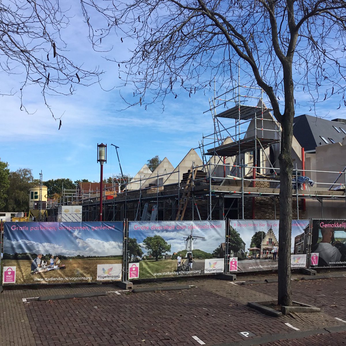 In volle vaart verschijnen 7 landelijke #woningen op de hoek van Dorpsstraat - 't Lindeke te #Halsteren. Leuk om mee te mogen werken aan het gezellige straatje dat ontstaat vanuit de winkelstraat.