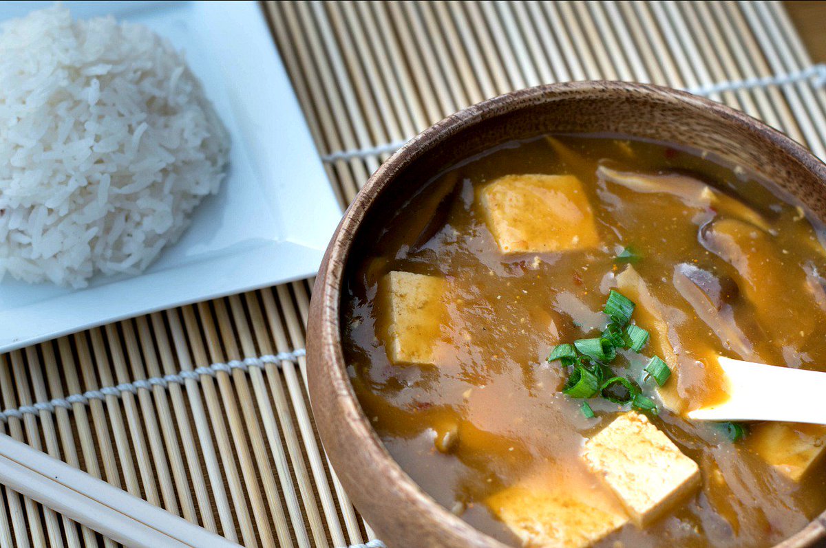 VeganChefTV's tweet photo. Hot and Sour Soup #Recipe > https://t.co/4pkxCb64na "Just the right combination of heat and tang."  #Vegan #VeganRecipe #IAmVeganChef #PlantBased #WhatVegansEat #PlantPower #GoVegan #ChineseFood https://t.co/BwyJYf2BBl