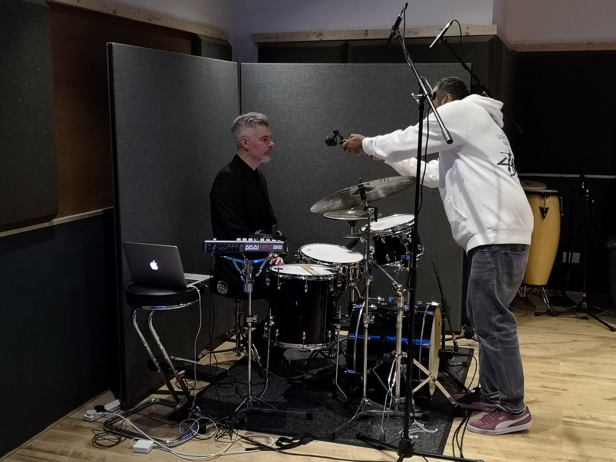 the_roomz's tweet photo. @Mark_Heaney laying it down in #room6 today, sounding unbelievable 👌😮🥁

#drums #markheaney #studio https://t.co/lmG0ixMO43