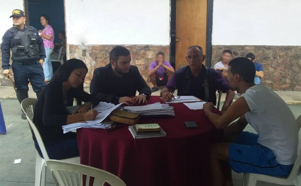 Privados de libertad que se encuentran en la sede de la policía del estado #Carabobo, ubicada en el municipio #Valencia, recibieron asistencia jurídica gratuita por parte de funcionarios de la Defensa Pública, durante el marco del Plan de Agilización de Causas