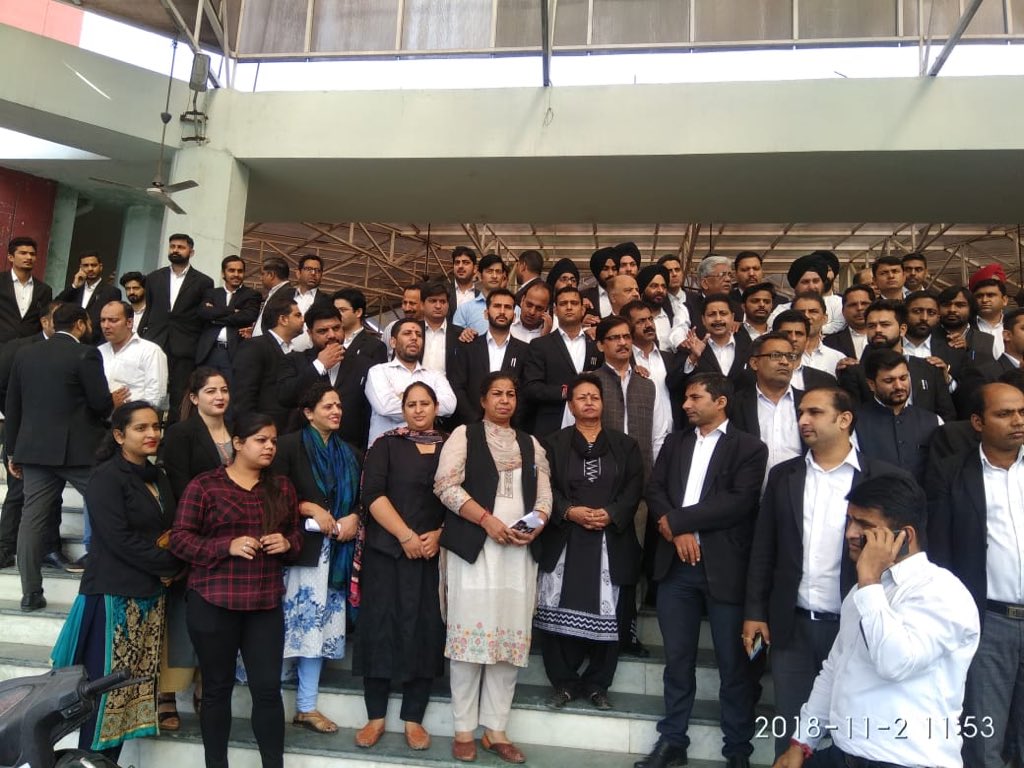 bsslathia's tweet photo. Lawyers protesting in Court against killing in Kishtwar https://t.co/Dm4KDB2G87