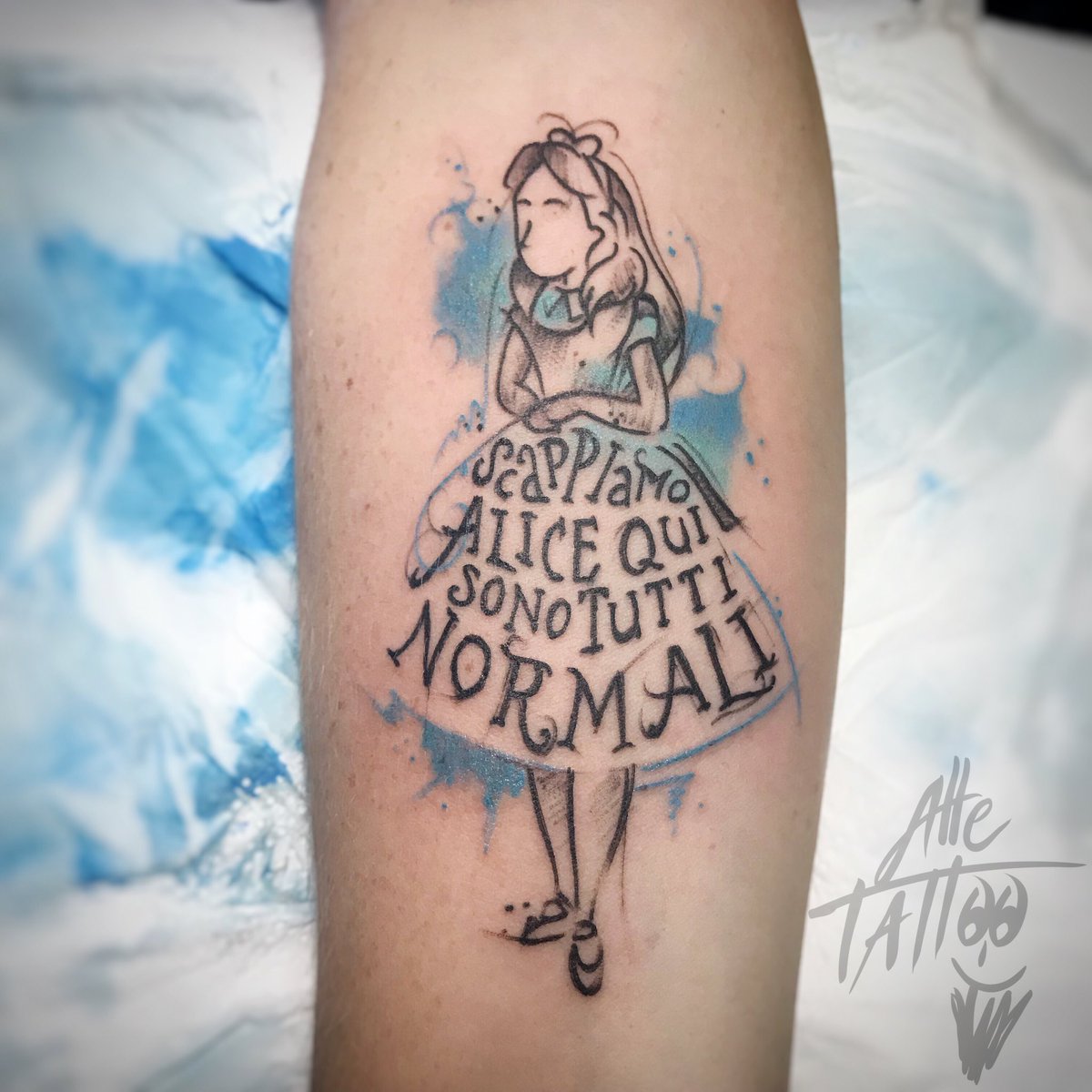 Cosa fate di bello questo week end?
Io sono a #bolzano
#ALICEINWONDERLAND
#alletattoo #tattoo #tatuaggio #disney #alice #stregatto #cappellaiomatto #cheshirecat #cat #brucaliffo #cartoon #bianconiglio #mad #weareallmadhere #wonderland #regina #cuori #reginadicuori #carte #croquet