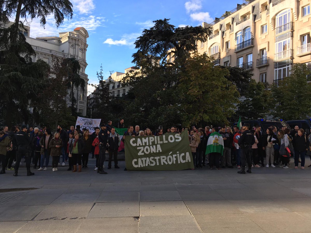 AytoCampillos's tweet photo. Más de 400 personas de #Campillos, #Teba y #Ardales se concentran a esta hora en Madrid, en la puerta del Congreso de los Diputados, a la espera de que el Consejo de Ministros apruebe la declaración de zona catastrófica #zonacatastroficaya https://t.co/5uYAbUzaEZ