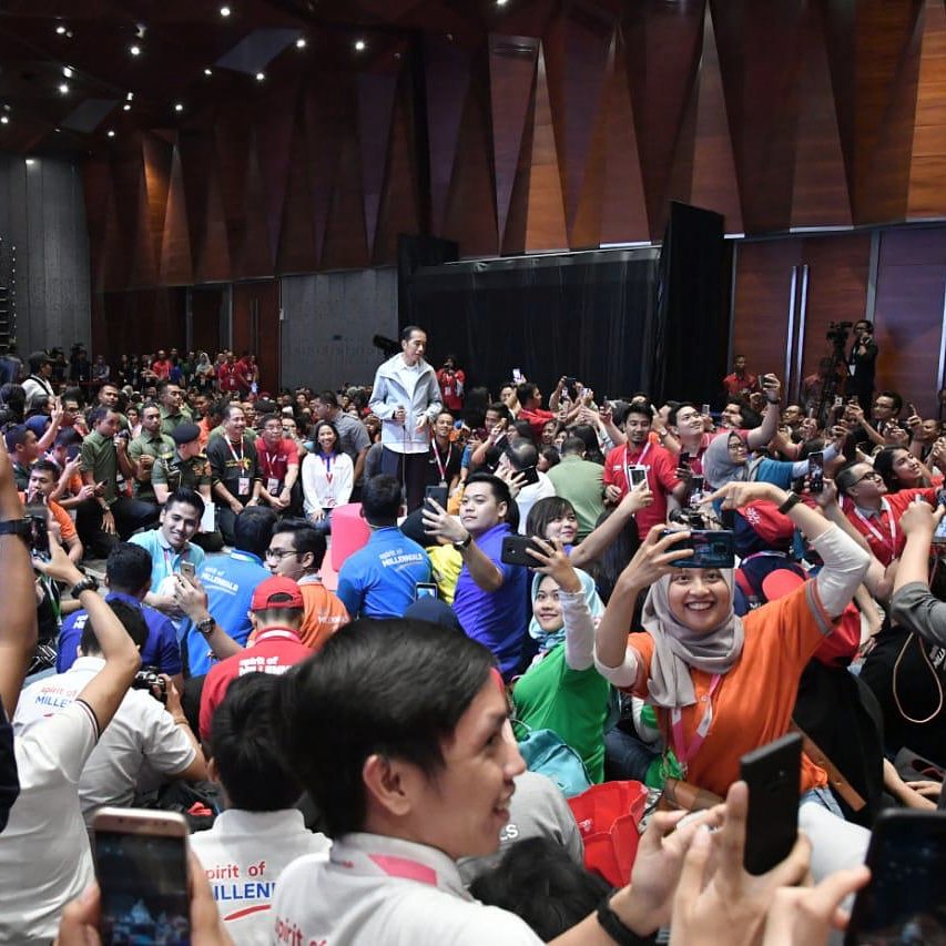 jokowi's tweet image. Di antara para milenial BUMN di Jakarta, semalam. Merekalah, para milenal ini, yang dapat merespon dengan cepat perubahan-perubahan yang terjadi.
Kalau tidak cepat, maka negara ini, negara kita, bangsa ini, akan tertinggal oleh negara-negara lain.