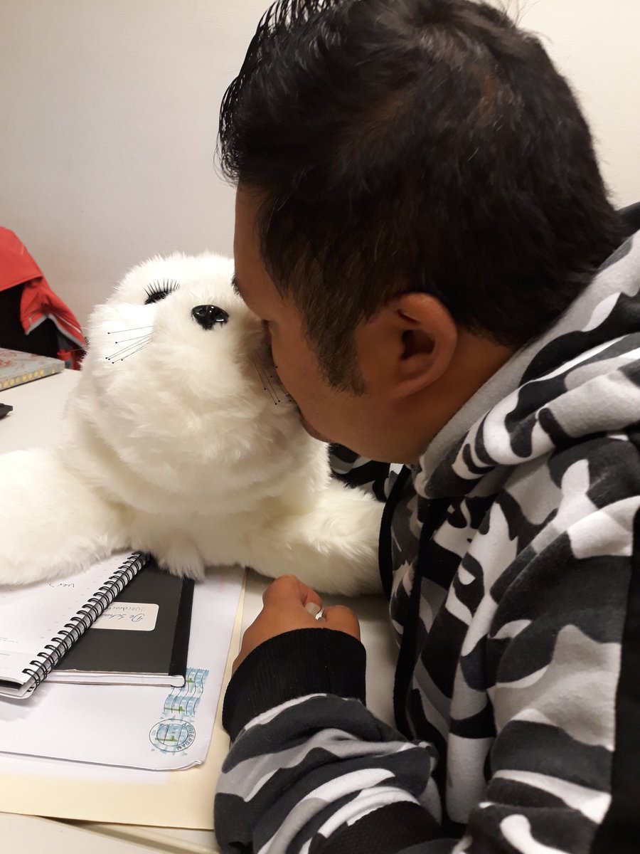 GoedemorgenHUG bij <a href="/Visio_WD_Midden/">Koninklijke Visio Wonen & Dagbesteding Midden</a> met PUK de zeehondrobot. #communicatie #fijnwelkom