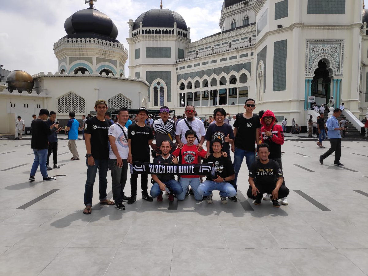 Menunaikan sholat Jum'at di Masjid Raya Al Mashun Medan bersama rombongan 👳‍♂️⚫⚪⚫⚪