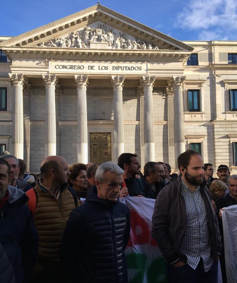 RadioCampillos's tweet photo. Más de 400 personas de #Campillos, #Teba y #Ardales se concentran a esta hora en Madrid, en la puerta del Congreso de los Diputados, a la espera de que el Consejo de Ministros apruebe la declaración de zona catastrófica #zonacatastroficaya https://t.co/lsnHAUUTv0