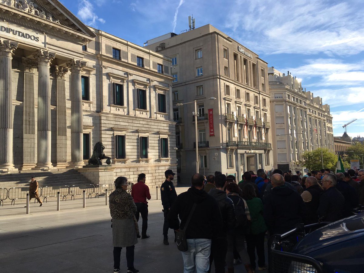 RadioCampillos's tweet photo. Más de 400 personas de #Campillos, #Teba y #Ardales se concentran a esta hora en Madrid, en la puerta del Congreso de los Diputados, a la espera de que el Consejo de Ministros apruebe la declaración de zona catastrófica #zonacatastroficaya https://t.co/lsnHAUUTv0