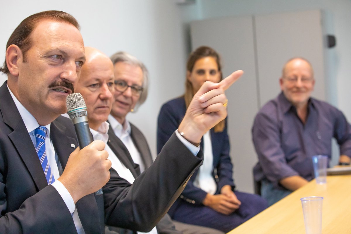 „Ein Blick des Lehrers ist heute immer noch mehr wert, als 1000 Klicks“,   so Beat W. Zemp, Präsident LCH, anlässlich des 2. Juventus TechLunch. juventus.ch   #juventusschulen #bildung #weiterbildung <a href="/JuventusSchulen/">Juventus Schulen</a> <a href="/ETH/">ETH Zürich</a> <a href="/Google/">Google</a>