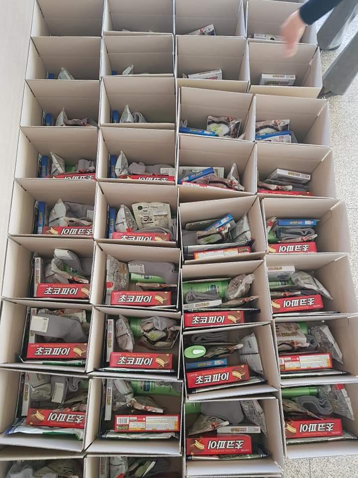 11월 2일 금요일!

#성남시 #수정구 #시흥동(동장 황연희)에서는
시흥동 #지역사회보장협의체 가 주관하는
생필품 박스 포장작업이 진행되었습니다😀😀

이번 생필품 박스는 복지사각지대 가구로 선정된
시흥동 관내 40여개 가구에게 전달됩니다~😀😀