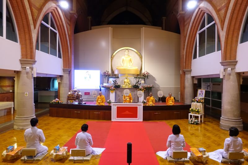 Strongcat9's tweet photo. 🇬🇧 #วัดพระธรรมกายลอนดอน ประเทศอังกฤษ สวดพระอภิธรรมอุทิศส่วนบุญกุศลให้คุณวิชัย ศรีวัฒนประภา

เนื่องจากคุณวิชัยเป็นผู้ซึ่งมีคุณูปการเป็นกำลังให้พระพุทธศาสนา สร้างและทำนุบำรุงวัดเพื่อเผยแผ่พุทธศาสนาหลายแห่ง ในสหราชอาณาจักรและทวีปยุโรป
30 ตค.61
#KingPower
#leicester
#วิชัย https://t.co/8PJS39E1YC