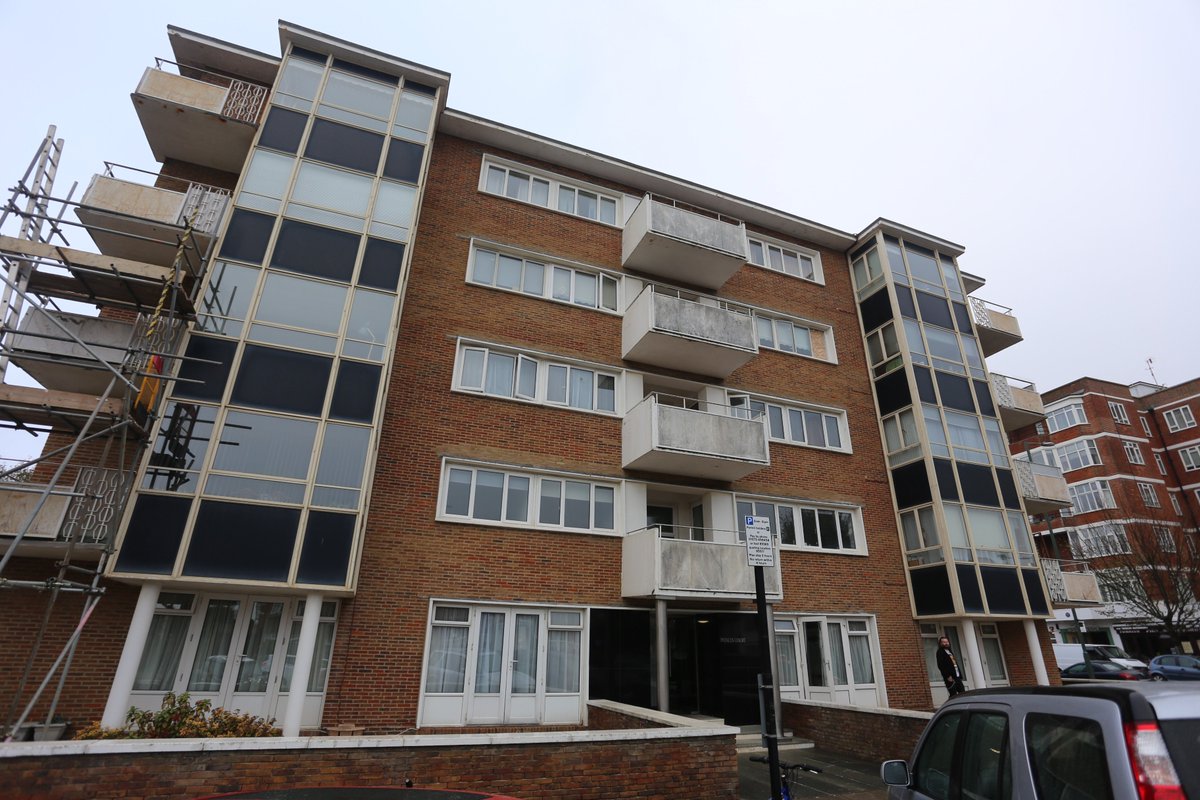 Property_Moves's tweet image. A very good size two bedroom first floor flat in Princes Court! In popular central Hove location very close to the seafront, shops &amp;amp; Hove Station! 
To view more pictures visit our website or to book a viewing call us on 01273 321333 #hove #brighton #let #beauty #home
