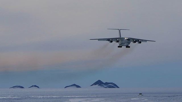 MountainZac's tweet photo. @antarcticlogistics season up and running with the arrival of the first #Ilyushin76 on the #UnionGlacier #blueicerunway :)
.
.
.
.
.
#antarctica #7summits #MtVinson #SouthPole #expedition #mountainz #MTNSafety #wearerab @rab.equipment @rab_equipment @low… https://t.co/nxWiNvvfkP https://t.co/oZFzMX8r9N
