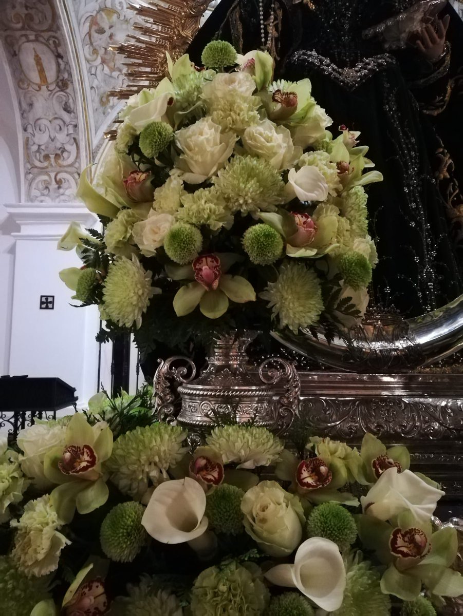 PAMFLORISTERIA's tweet photo. Nuevo Exorno floral para la Virgen del Robledo Patrona de Constantina para su salida extraordinaria con motivo de la Efeméride que viene celebrando la Hermandad. Boris, Crisantemos,rosas,orquídeas todo en tonos verdes componen las jarras y frisos #FloristeriaPabloMartinez https://t.co/hmynMCADnT