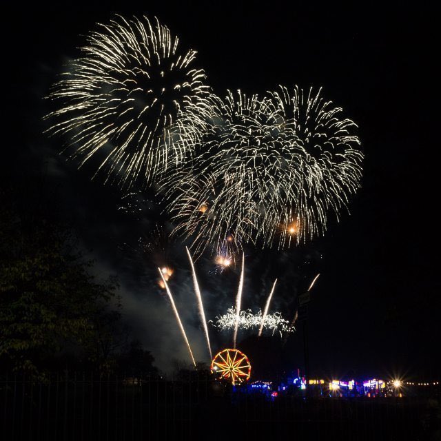 Fireworks may be lighting up the sky tomorrow night at <a href="/lambethfirework/">Lambeth Fireworks</a> but our traders will be lighting up your eyes with their delicious food. Warm up with the likes of nachos from <a href="/la_porca/">laporca</a>, raclette from <a href="/LeRacShack/">Le Rac Shack</a> or fresh churros from @lovechurrosuk and many more.