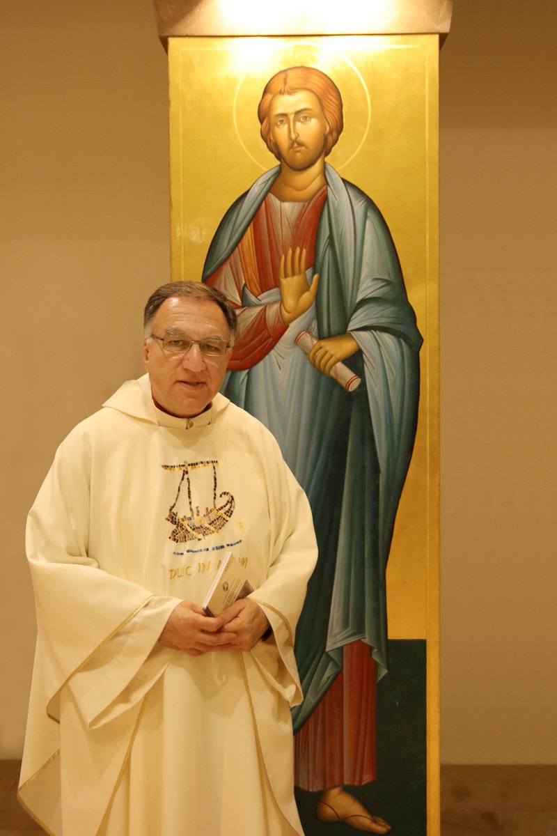 saltandlighttv's tweet photo. #AllSaintsDay @FatherRosica with his patron St. Thomas the Apostle. @saltandlighttv #SelfieWithaSaint https://t.co/Gk4gtgKPBj