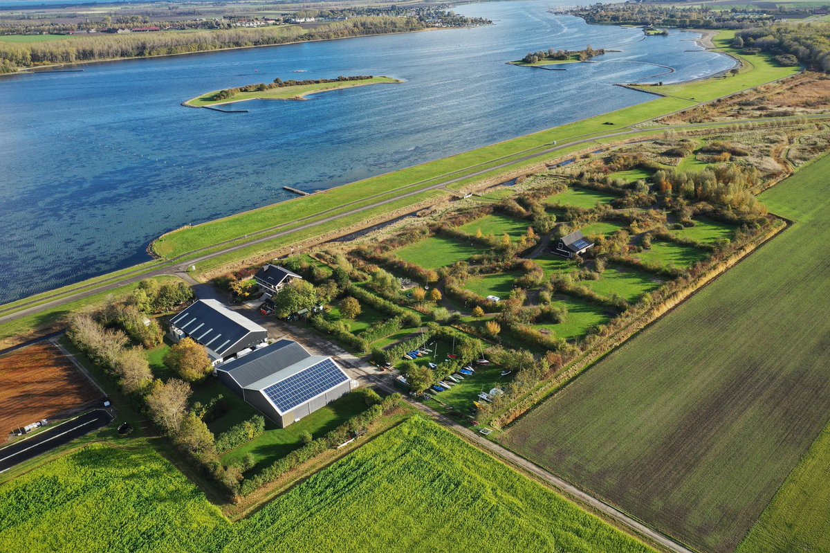 HeerlijkheidvW's tweet photo. Camping is weer leeg, op naar een nieuw seizoen! #wintersluiting #veersemeer #drone https://t.co/qkpBbXSbgF