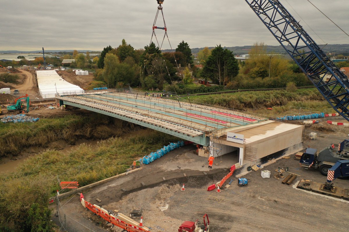 📷 Check out these fantastic photos of the new Somerset Bridge being lifted into place in #Bridgwater last week. This will carry the new Colley Lane Southern Access Road over the River Parrett. See the video at somersetnewsroom.com/2018/10/25/key…