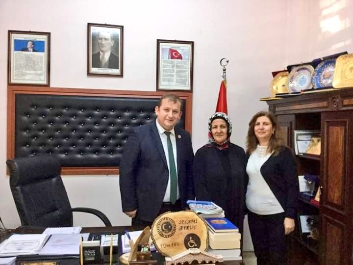 selamiaykut's tweet photo. Mahallemizin #Ablasi güler yüzlü insan ve her zaman manevi desteklerini bizlerden esirgemeyen Güler Vanligil Ablam bize ziyarette bulundu.Güler Ablam ve
Kiymetli Azam Nermin Say ile Mahallemiz gecmiş yillarini hasbihal ettik.Teşekkürler Güzel insanlar iyiki varsiniz.. https://t.co/VH8AiNjBfO