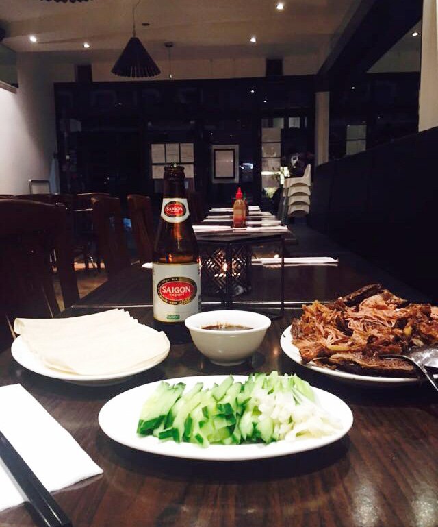 CapheGuests's tweet image. A #Chinese delight, served with thin pancakes, tender duck, fresh cucumber, spring onions and a side of hoisin sauce! Great for sharing! #AromaticDuck🌯  

#ChineseFood #Foodie #WestLondon #LoveLondon #Friyay