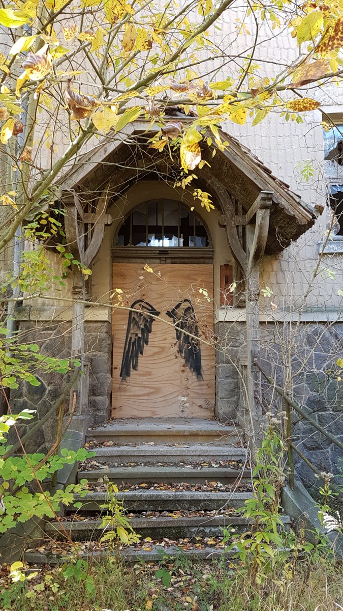 Halloween-Nachtrag oder so... Auf einer Wanderung entdeckt, das hat mich irgendwie berührt. Die Pforte zum Himmel...?