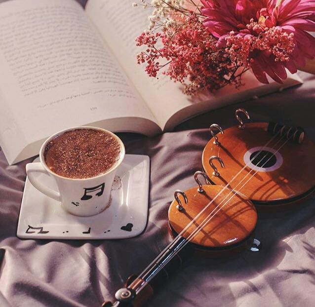 Веселая утренняя музыка. Чашка кофе и Ноты. Чашка кофе красивая композиция. В чашке кофе нотки. Кофе Ноты.