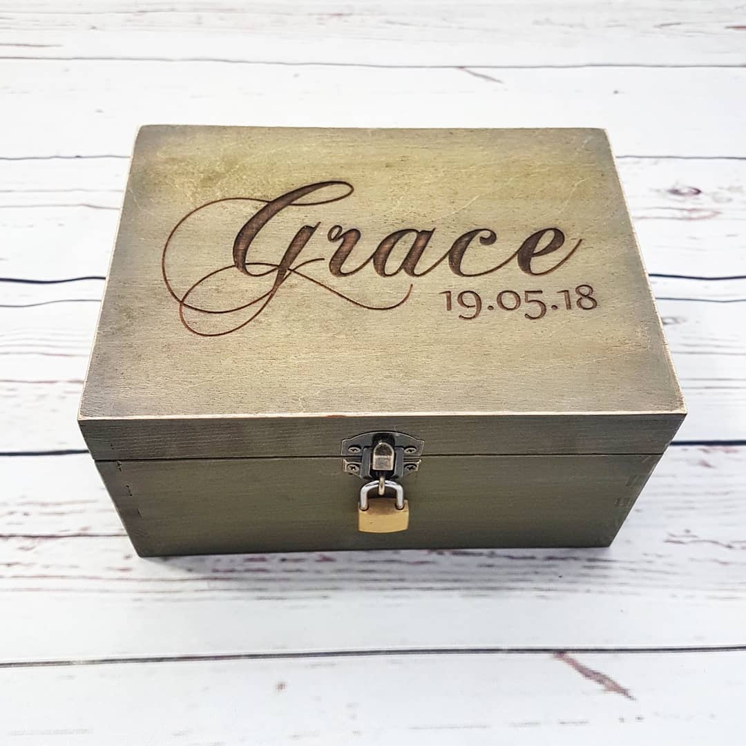 Did you know that all our engraved wood keepsake boxes come in 5 different sizes, and with the option to add a padlock? With a deep engraving in an elegant script font, this one makes a truly beautiful gift! Shop ➡ bit.ly/2RygjU1 #giftideas #personalisedgifts #christmas