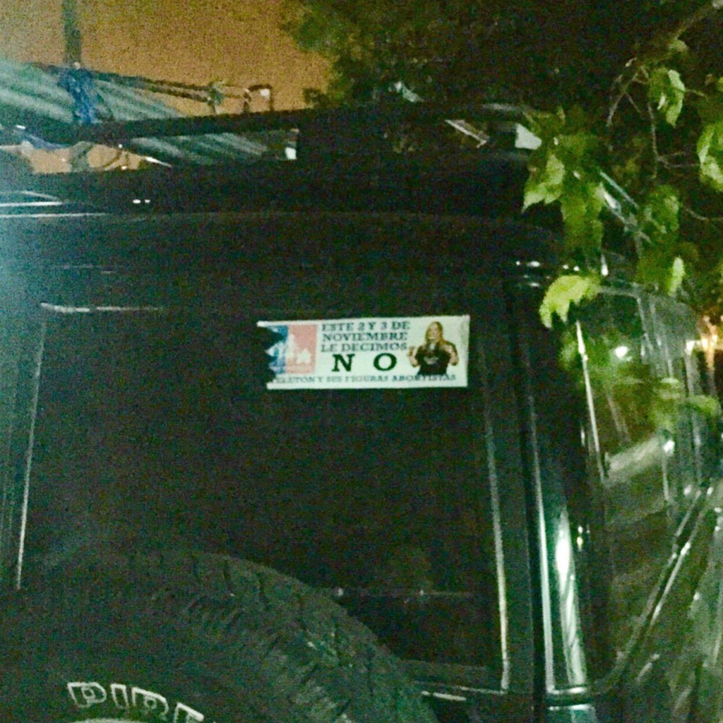undercover_econ's tweet photo. Quien gastó su dinero en estas calcomanias contra Teletón, nos muestra cómo ser una persona de mierda. https://t.co/jpMQ3gvEnf
