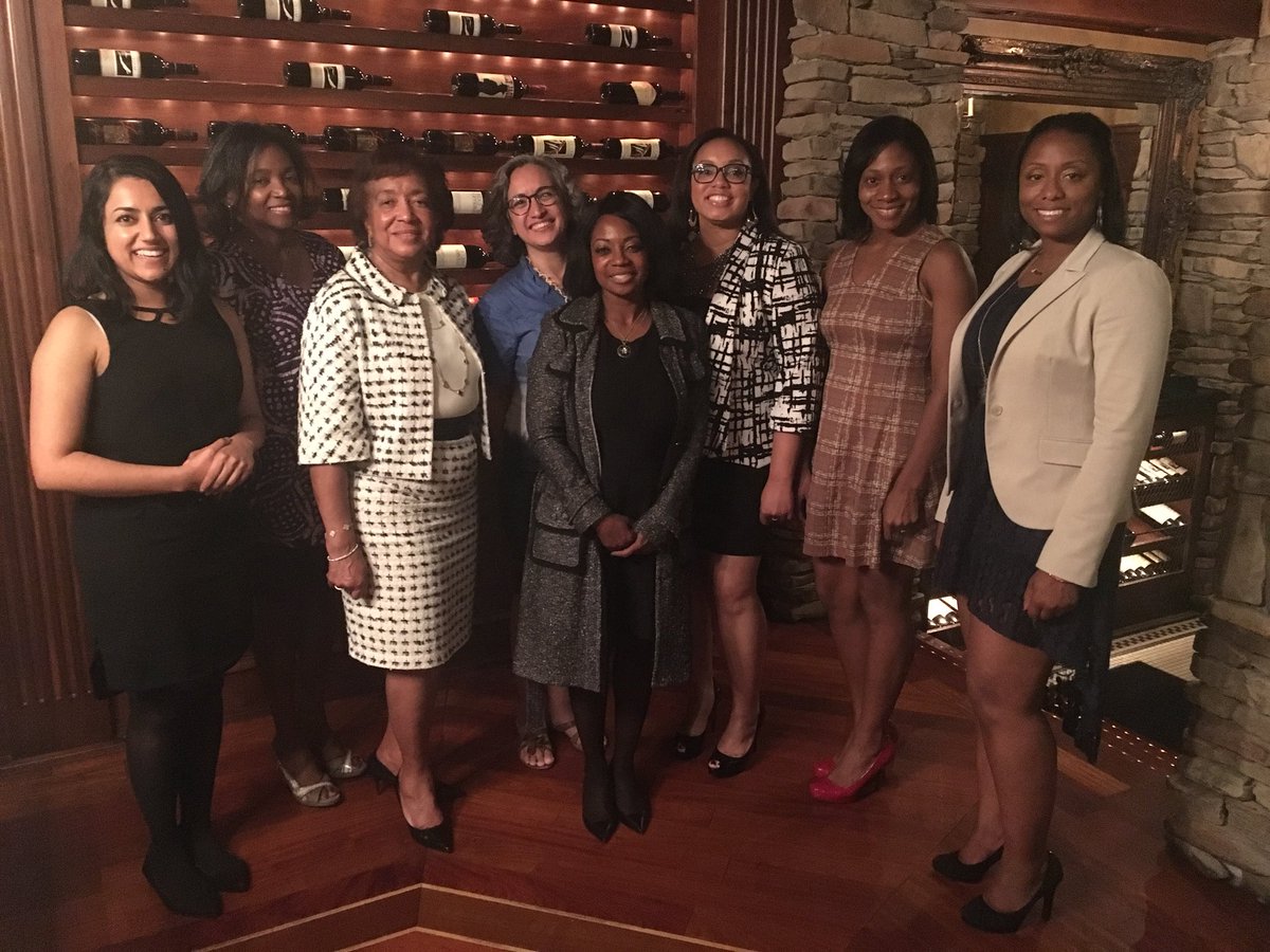 lildocd's tweet photo. So proud of my friends @fstanfordmd & #TamikaCross, courageous women who not only call out #racism but also advocate for safer air travel! #thisiswhatadoctorlookslike @delta #deltaairlines @amermedicalassn @NationalMedAssn https://t.co/KNmaNszkTL