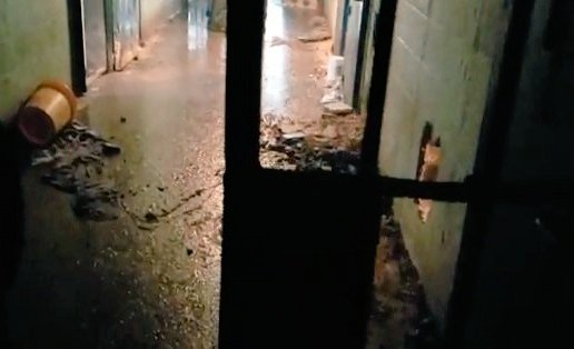 miguechagas's tweet photo. #AHORA | Enfrentamiento entre reclusos en el #Compen. "Hicieron varios boquetes y salieron de sus celdas". En el lugar interviene la #GuardiaRepublicana. https://t.co/cG3Igc4MYy