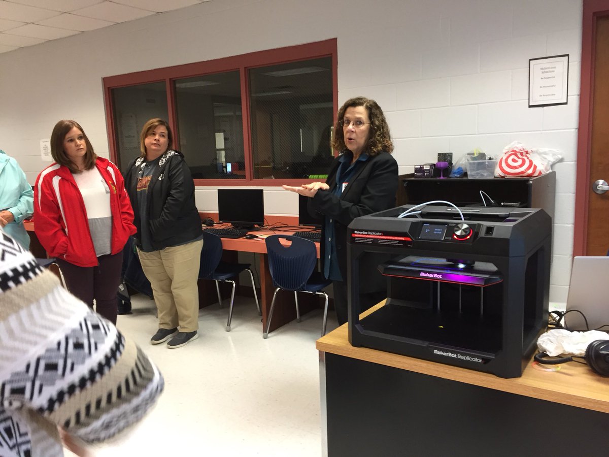 mcdavidjones's tweet photo. 3-D Design PD with 4th grade teachers. #STEM  @mjeprincipal @mlnordmann @MAEF8020 @JohnnieSTEM https://t.co/4hFIMm4HIO
