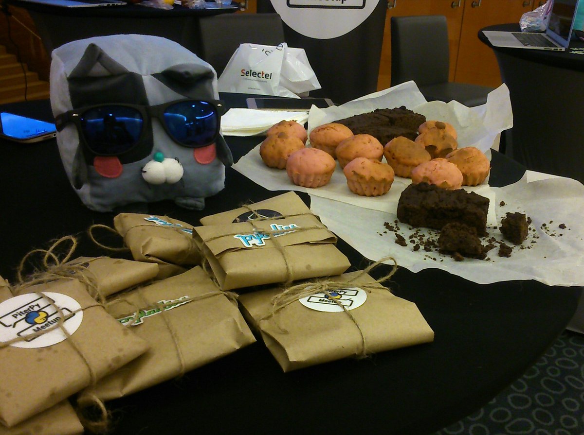 ariarzer's tweet image. На стенде @piterpy_meetup своя атмосфера #PiterPy