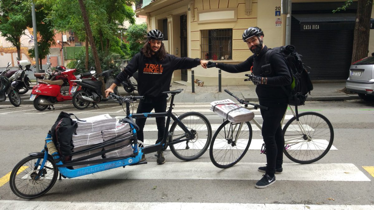 bcnmes's tweet photo. Pst! 📯 El reparto de la Ed. #75 se ha retrasado por la 🌧️, por eso hoy #FastBCN reparte a 4 ruedas 🚲➕🚲. Un nuevo ejemplar de prensa 100% independiente y barcelonina 🔜 en nuestros puntos suscriptores 💙(https://t.co/vpFSFHgcdj) https://t.co/XgcWns7wMf