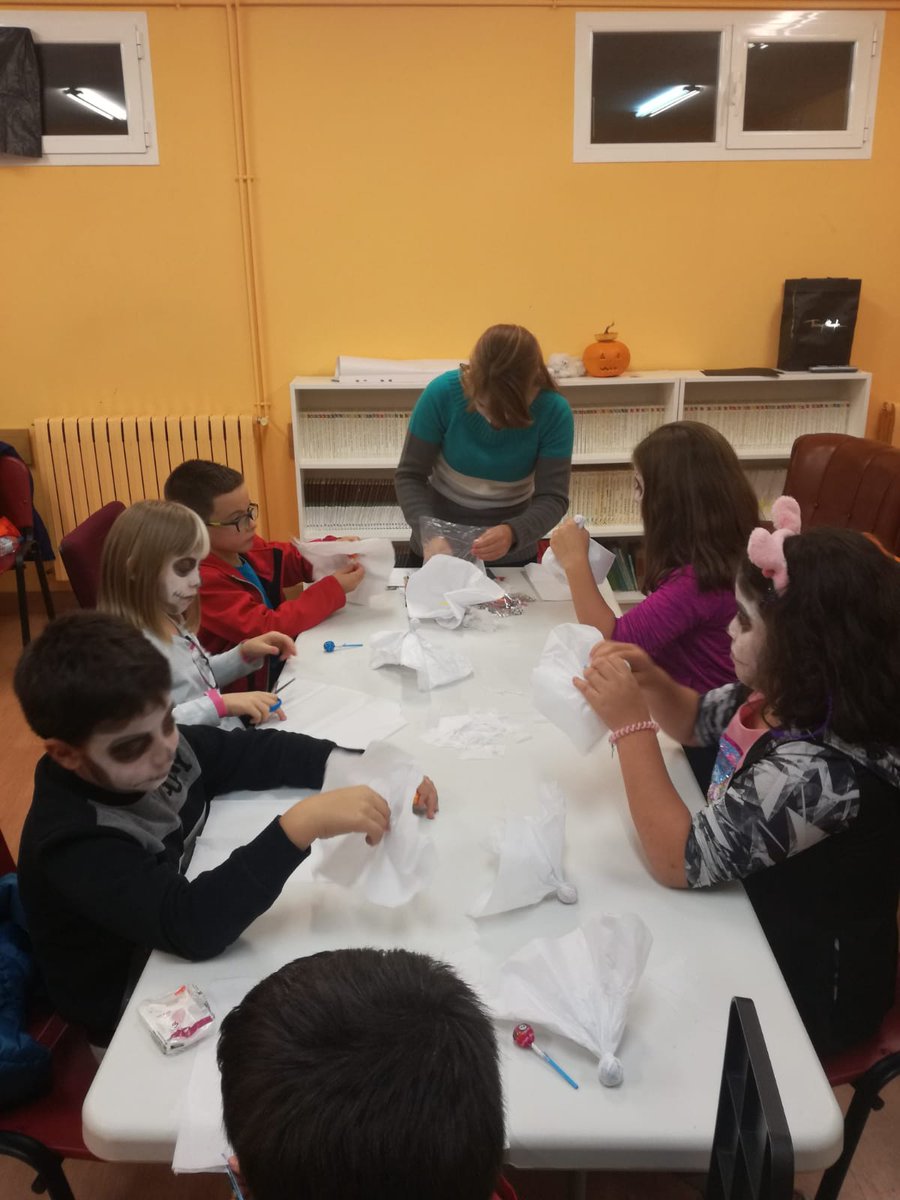 juventudvq's tweet photo. Así de terrorífico fue el Taller de Halloween con la gente de @ajtempus en el Centro Joven, todo un clásico en nuestro programa de ocio #navanight!! https://t.co/epjFnh6Tez
