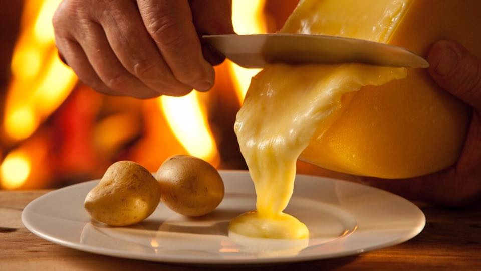 021minutes's tweet image. Lille : On ne l'invite pas a une soirée raclette, il se ramène chez son ami avec un fusil à pompe.