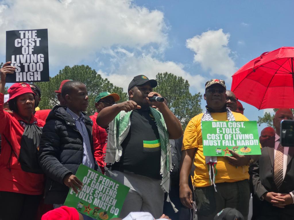 SASCO_Gauteng's tweet photo. The Provincial Chairperson ~ Cde Luvuyo @KennethBarnesSA pledging support to the #PeoplesMarchGP on behalf of the Student Community and SASCO Gauteng.
#eTollsMustFall #DataMustFall #VATMustFall https://t.co/eyqi5ODwnk
