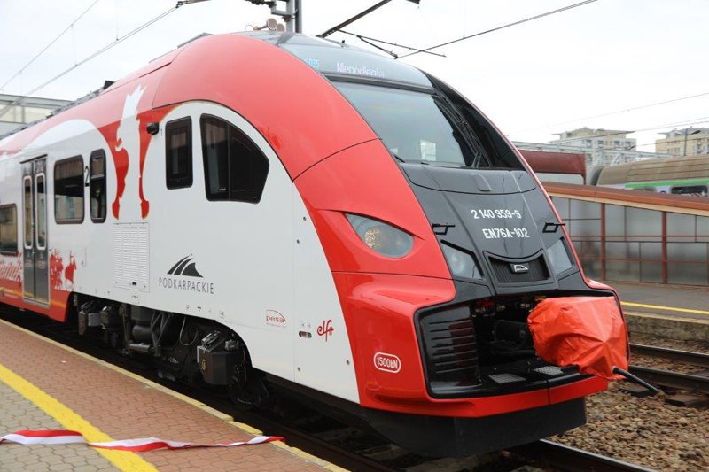 16 wielkich Polaków, wśród nich wielu wojskowych, zostało zwycięzcami plebiscytu na patronów pociągów regionalnych 💯🇵🇱 http://www.polska-zbrojna.pl/home/articleshow/26710?t=Pociagi-z-bohaterami …