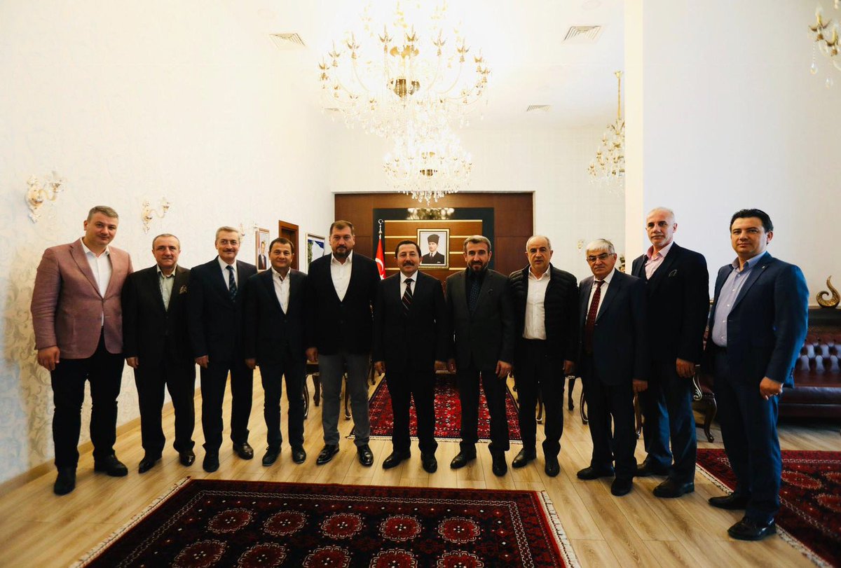 Farklı ve yararlı konularda düzenlenen toplantılarına iştirak etmekten memnuniyet duyduğumuz Sakarya Düşünce ve Dayanışma Platformu'nun değerli üyelerine nazik ziyaretleri için teşekkür ederim.